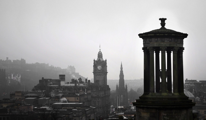 Fotografia em preto e branco da arquitetura histórica de Edimburgo