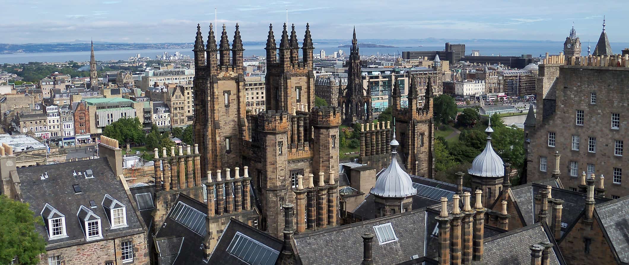 Os edifícios históricos de Edimburgo e o encantador horizonte
