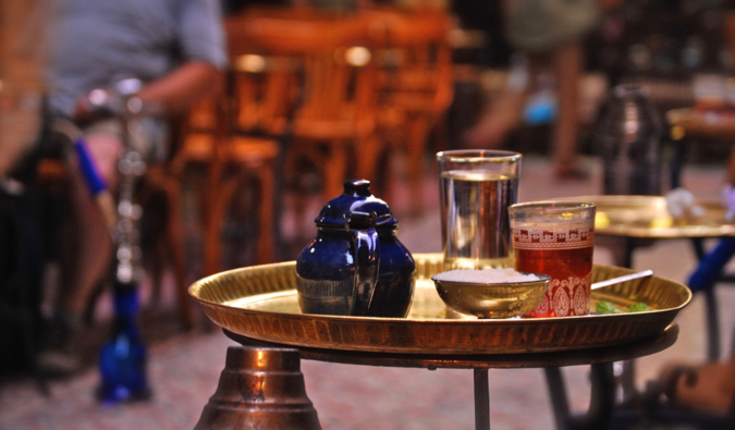 Chá tradicional num prato no Egito