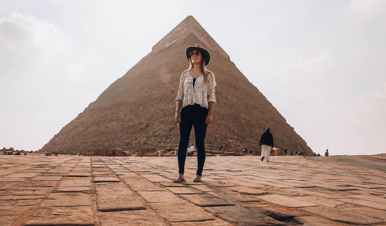 Um único viajante posa perto das pirâmides no Cairo, Egito