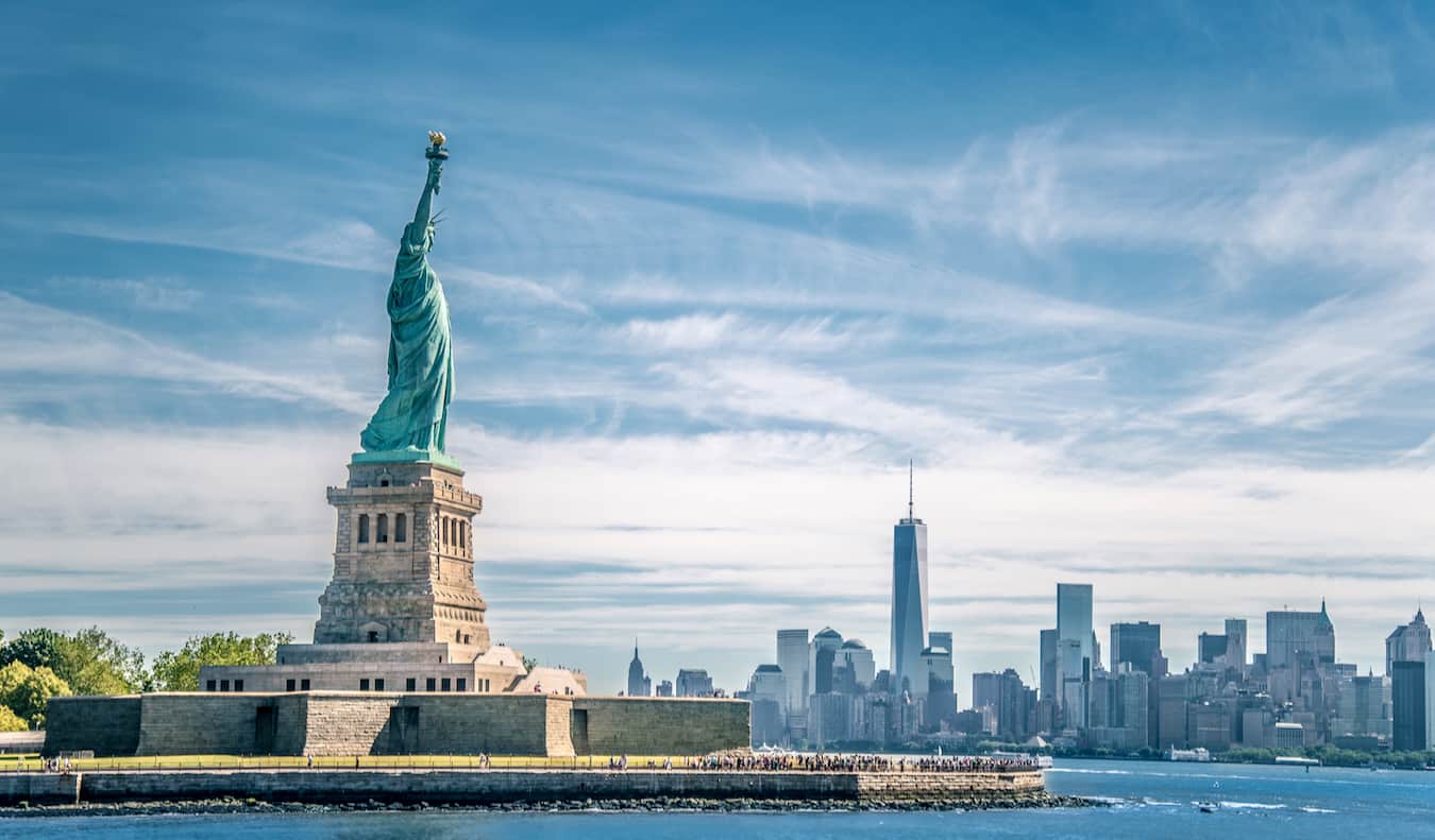 A imponente Estátua da Liberdade em Nova York em um dia ensolarado