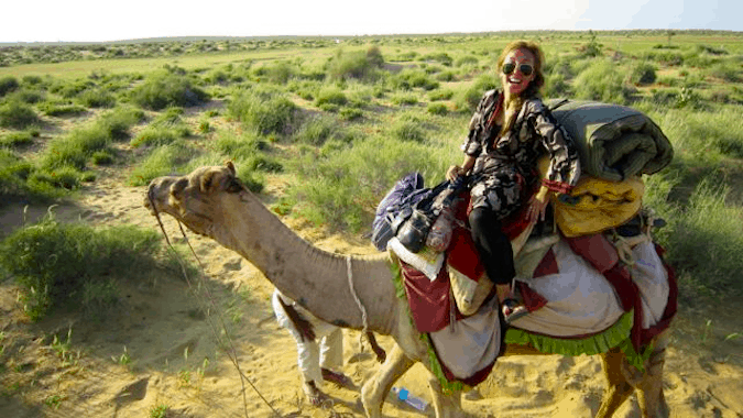 Um único viajante vai em um camelo