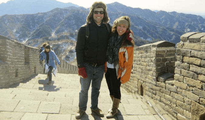 Dois viajantes posam juntos na parede de Greta na China