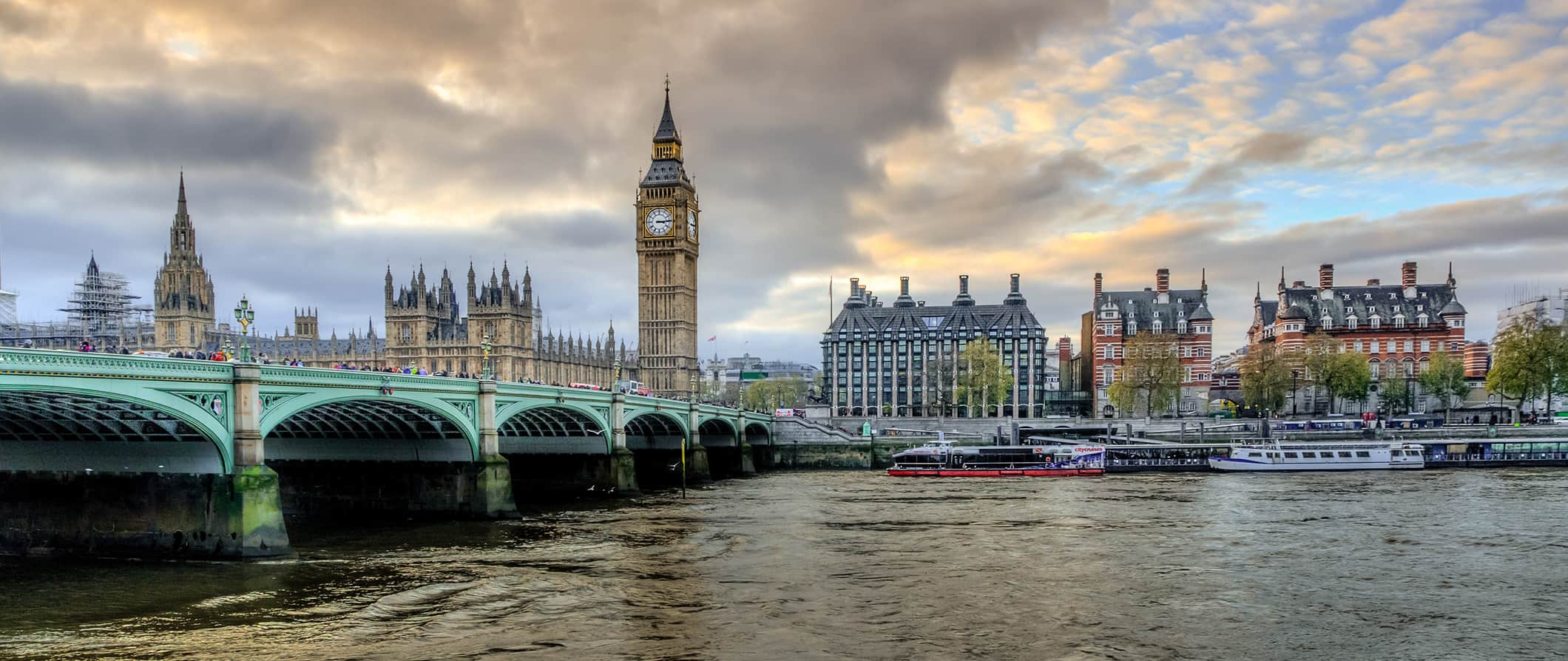 A famosa Ponte de Londres em um dia nublado em Londres, Inglaterra, com edifícios históricos à distância e um rio em primeiro plano