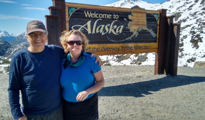 Esther e seu marido posam para uma foto no Alasca