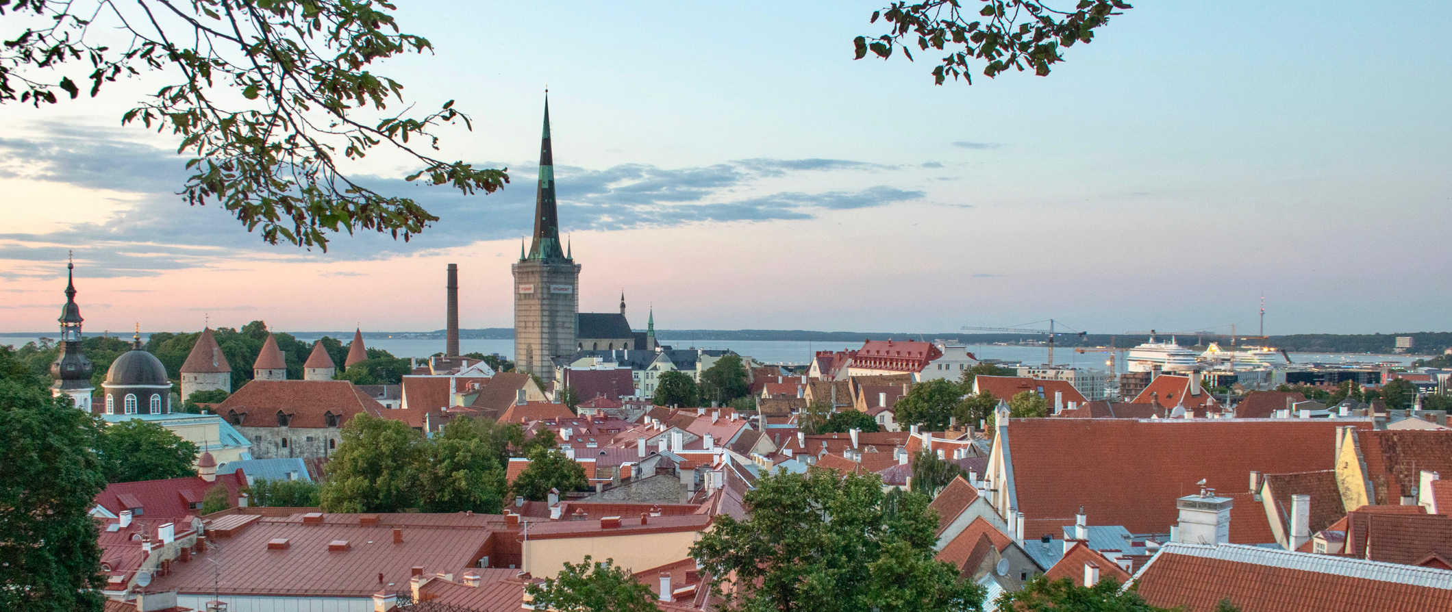 Cidade velha histórica do belo Tallinn, Estônia, durante o pôr do sol
