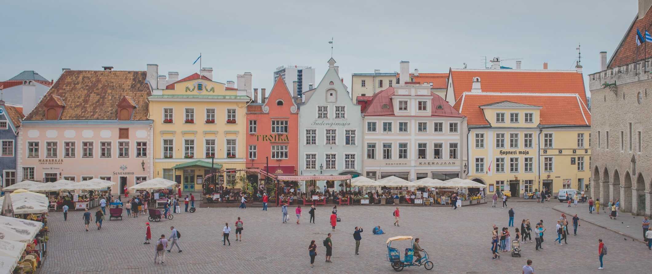 Praça Central com tons pastel na antiga cidade de Tallinn, Estônia