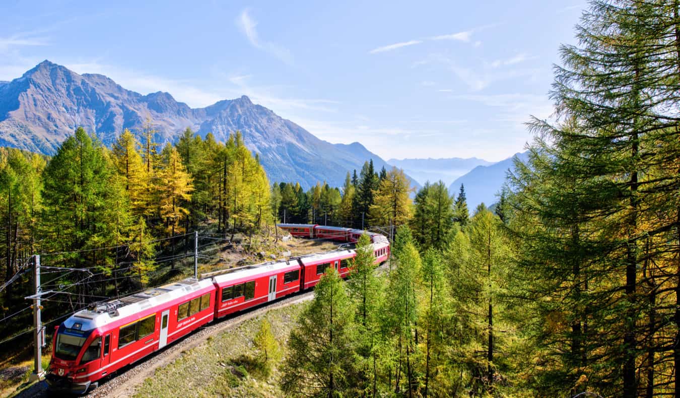 Um trem de alta velocidade viaja pelas montanhas nevadas da Europa