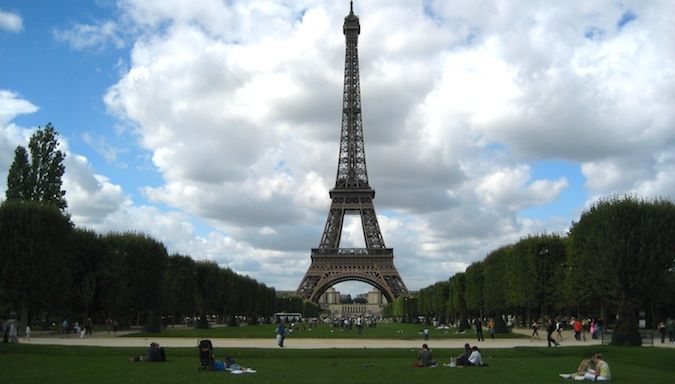 Vista incrível da Torre Eiffel em Paris, França, no verão