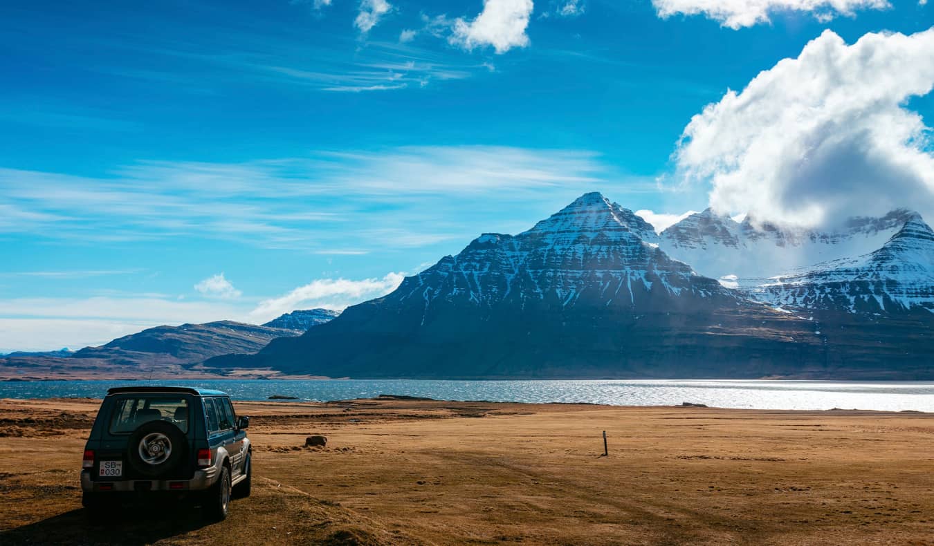 Carro estacionado nas montanhas da Islândia