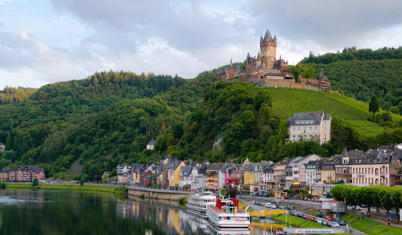 Vista panorâmica de um castelo com vista para uma pequena vila na Alemanha