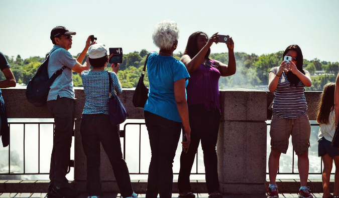 Um grupo de turistas tirando fotos