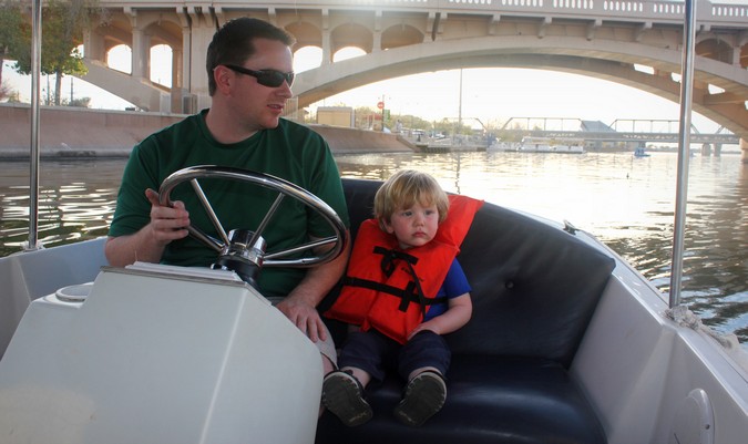 Pai e filho estão sentados juntos em um pequeno barco
