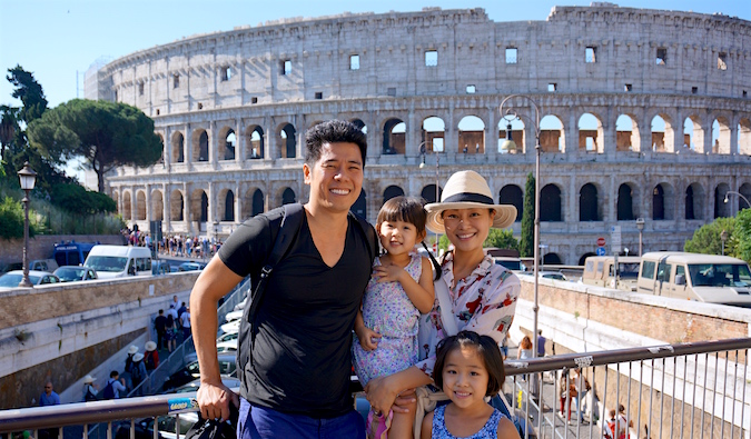 Cliff e sua família em frente ao Coliseu de Roma
