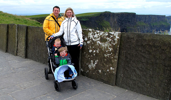 Os fios de Cameron e Nicole posam com seus filhos na costa ventosa da Irlanda