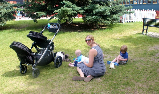 Mãe com crianças brincam no parque durante uma viagem em família no verão