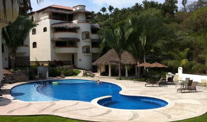 Hotel for Family Vacations com uma grande piscina aberta cercada pela selva