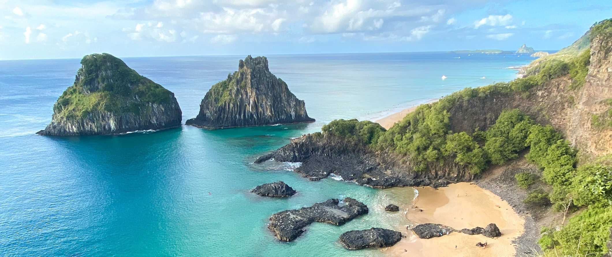 Vista panorâmica da praia e duas grandes formações rochosas subindo de Fernando de Noronya Waters Turquoise, Brasil