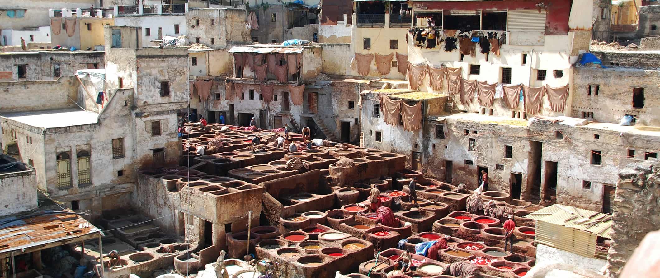 Enorme curtume histórico em Fez, rodeado por antigas casas e edifícios tradicionais marroquinos