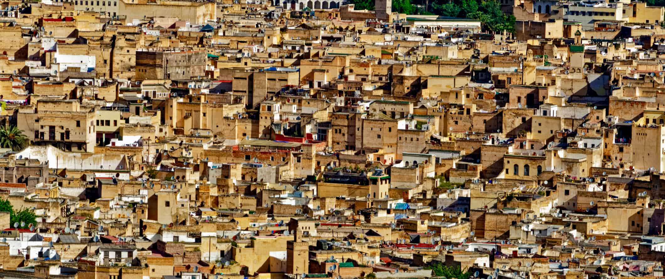 Amplas casas tradicionais na apertada Fez, Marrocos