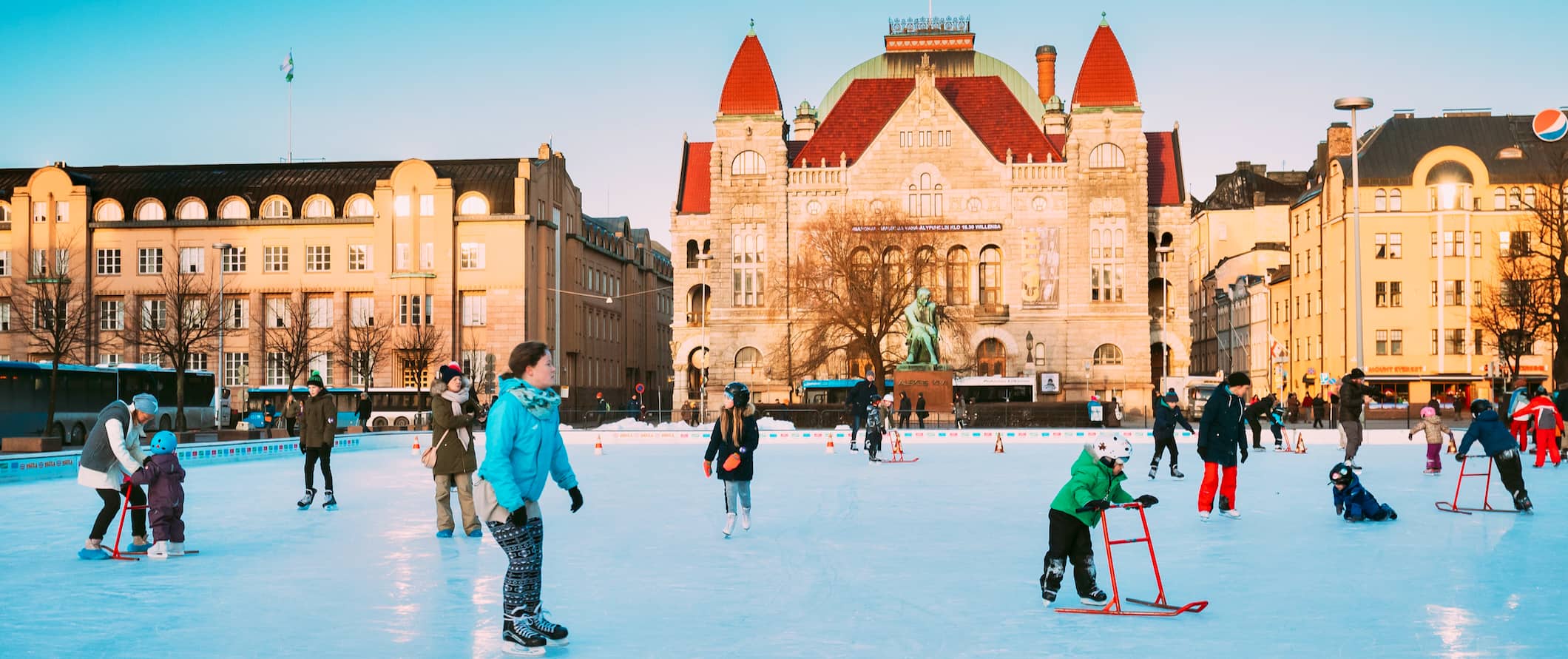 As pessoas andam de patins e desfrutam de clima de neve em bela Helsinque, Finlândia