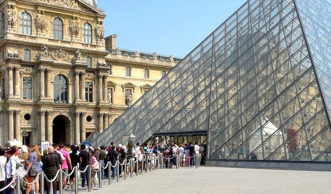 Pessoas esperando para entrar no museu do Louvre