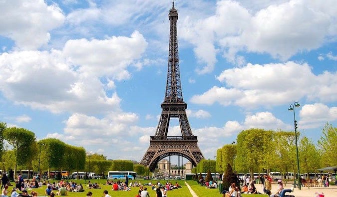 Torre Eiffel em um dia ensolarado