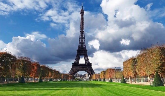 A famosa Torre Eiffel em Paris, França, em um dia ensolarado