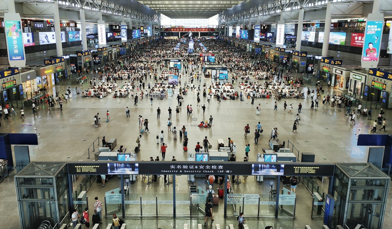 Terminal de aeroporto ocupado, cheio de viajantes barulhentos