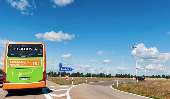 Flixbus Bus na rodovia na Europa no verão