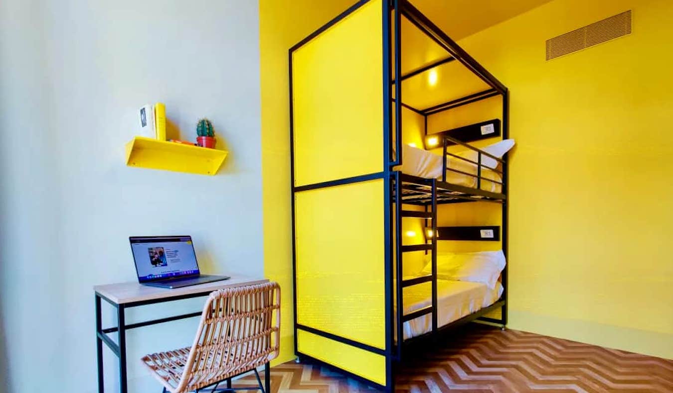 Sala amarela brilhante no albergue do albergue Yellowsquare em Florence, Itália