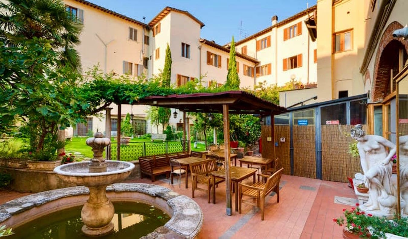 Belo pátio do albergue Archi Rossi em Florença, Itália