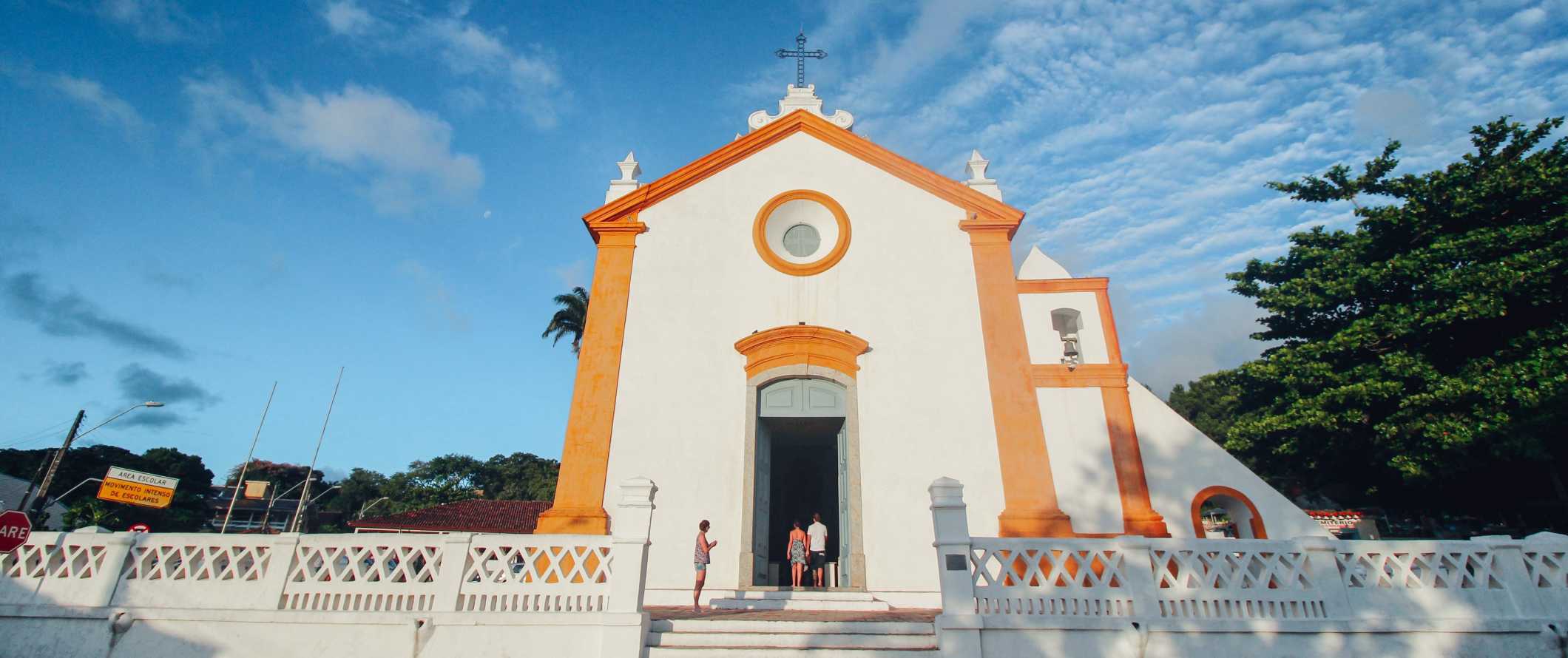 Igreja colonial branca em neve com acabamento laranja brilhante em Florinopolis, Brasil