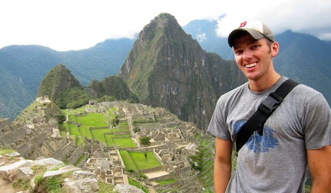 Steve Camb da Nerd Fitness em Machu Picchu no Peru