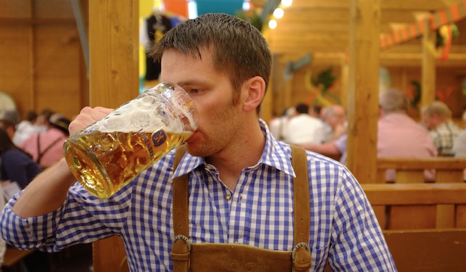 Autor de Level Up Your Life bebe cerveja alemã na Oktoberfest