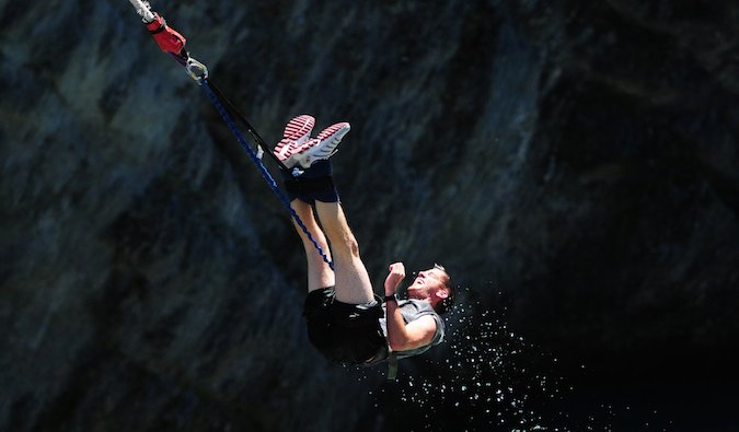 Steve Kamb salta de bungee jump enquanto viaja
