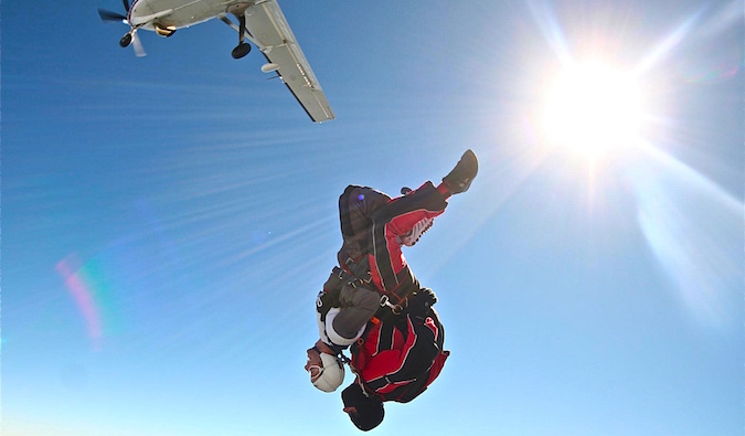 Salta de um avião durante um salto de paraquedas com um parceiro