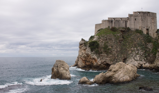 Fort Lovrijenac em um dia nublado em Dubrovnik, Croácia