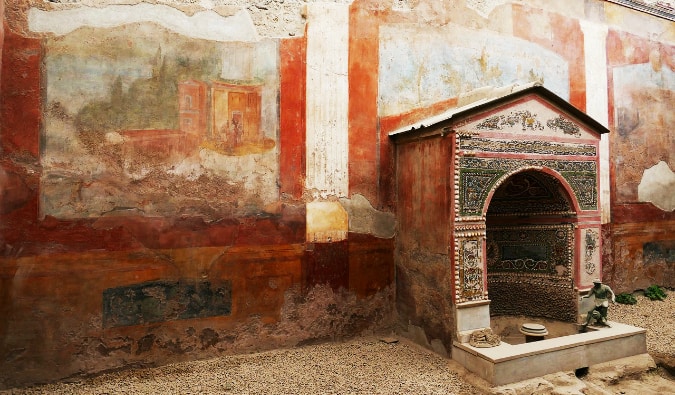 Entrada pequena a uma casa antiga em Pompeia, Itália