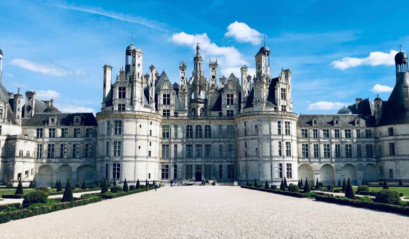 Histórico Chateau de Chambord em França num dia de verão brilhante