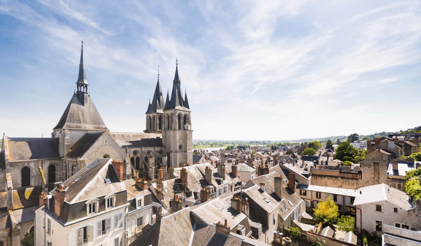 Enorme castelo histórico em Blois, França, no verão
