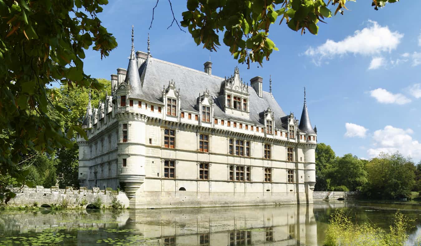 Castelo de Azay-le-Rideau cercado por um lago artificial na França no verão