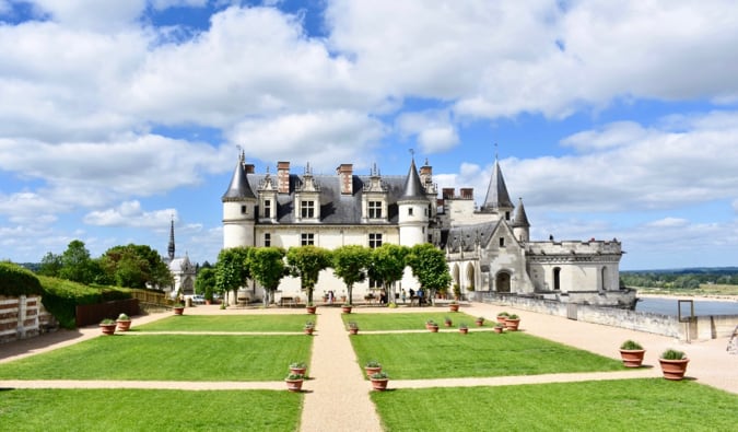 Famoso castelo de Amboise na França no verão