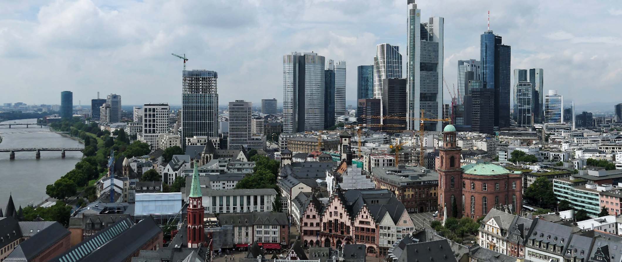 Vista aérea do centro de Frankfurt, Alemanha, com numerosos arranha-céus