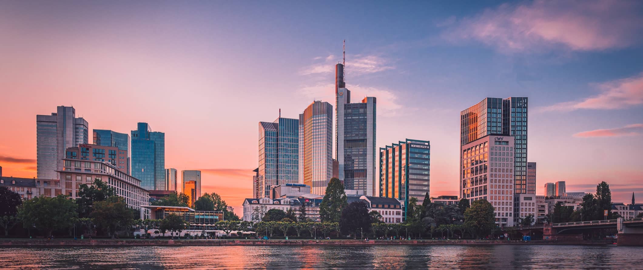 Horizonte de Frankfurt am Main durante um pôr do sol colorido.