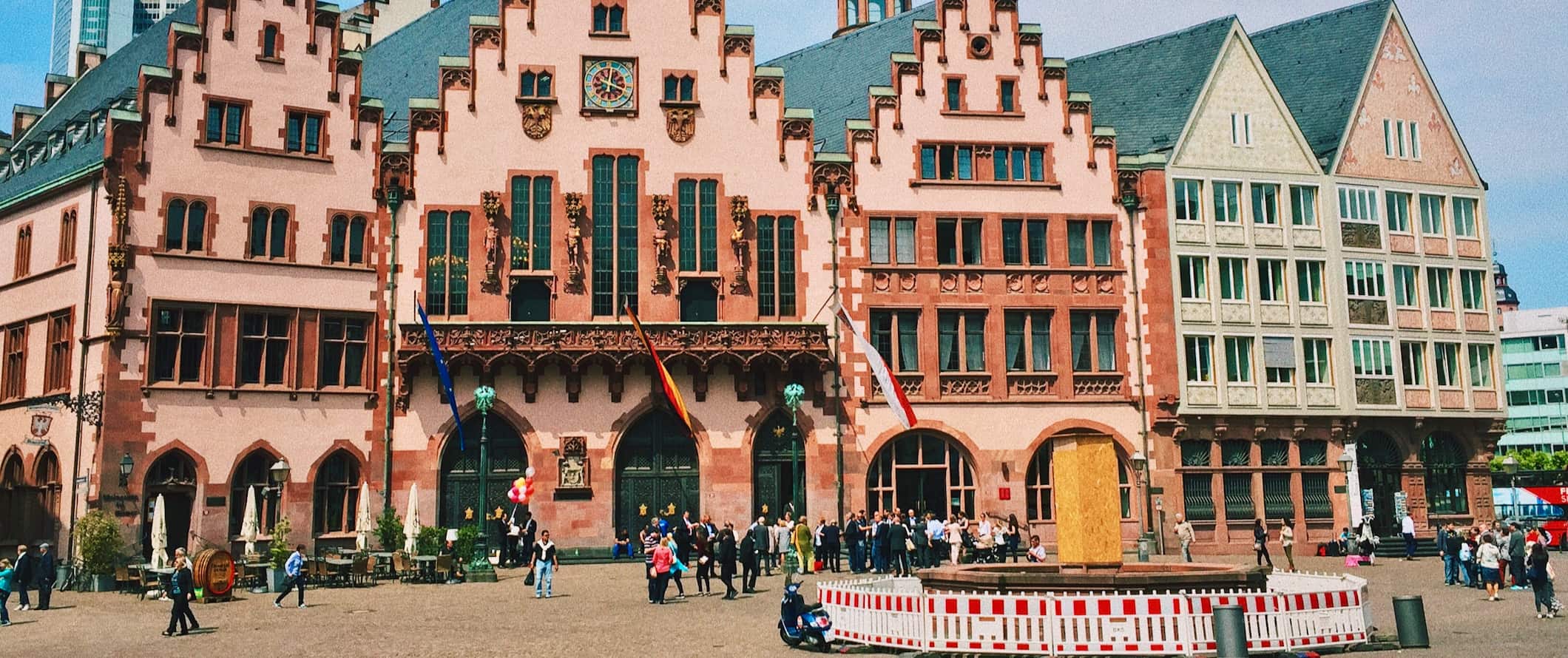Edifícios antigos coloridos numa das praças de Frankfurt, Alemanha
