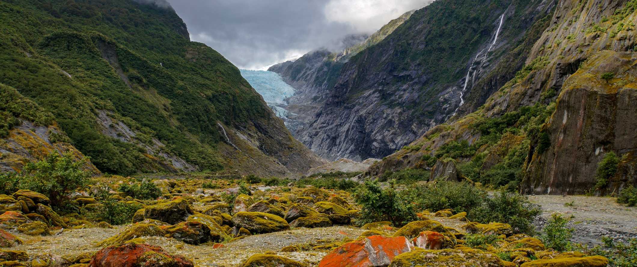 A geleira Franz Joseph no verão com vegetação exuberante na Nova Zelândia.