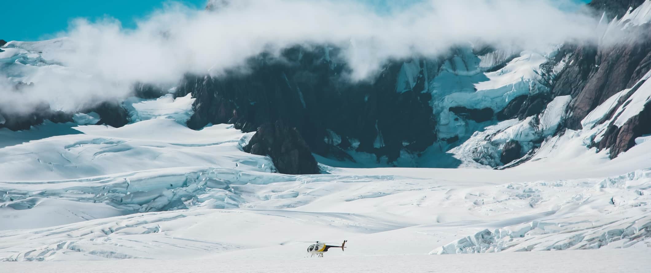 O helicóptero pousa na geleira Franz Joseph, na Nova Zelândia.
