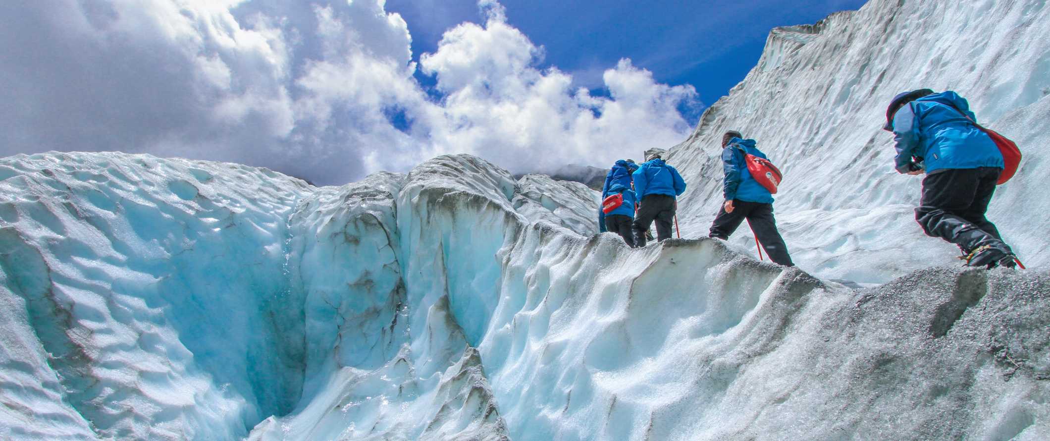 As pessoas se destacam para a geleira Franz Joseph, na Nova Zelândia.
