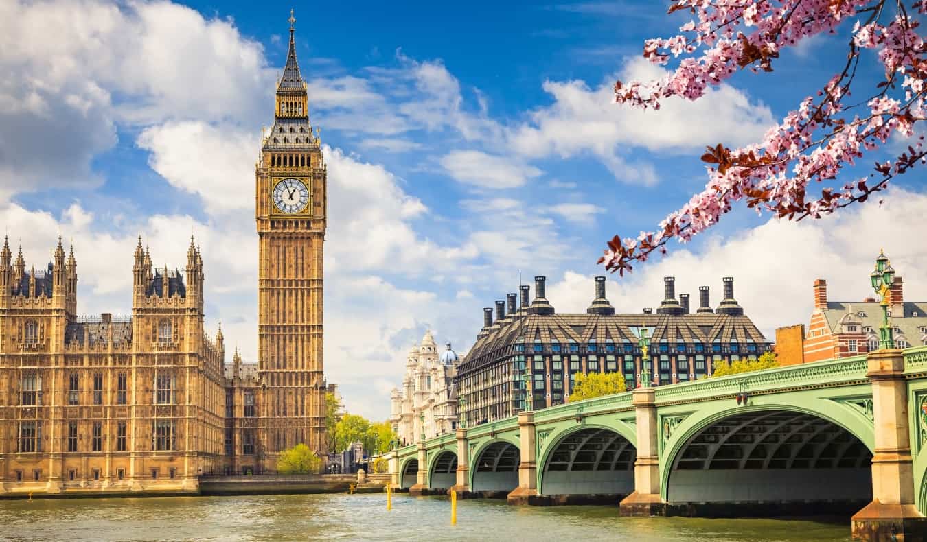 Vista de Big-Ben e Parlamento através do Tamisa com uma cereja em Londres, Inglaterra